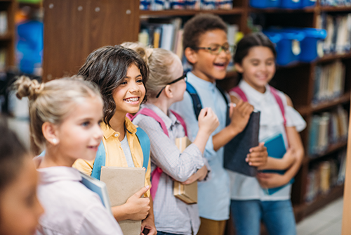 kids-in-library-standing